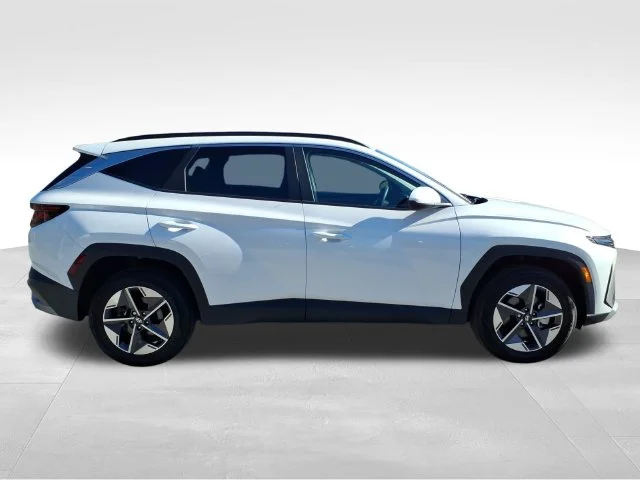 Used 2025 White Hyundai SEL image 10