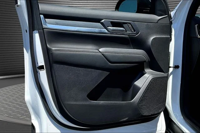 Used 2025 White GMC Elevation image 19
