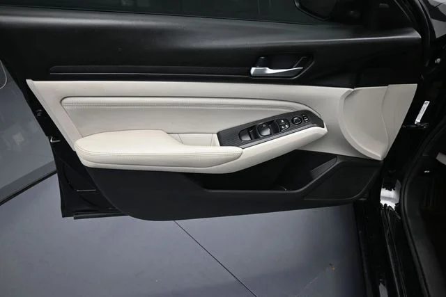 Used 2020 Black Nissan 2.5 S image 9