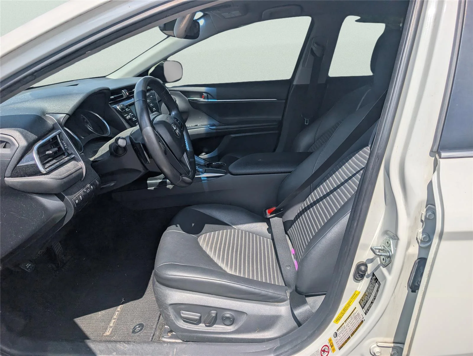 Used 2018 Super White Toyota SE image 10