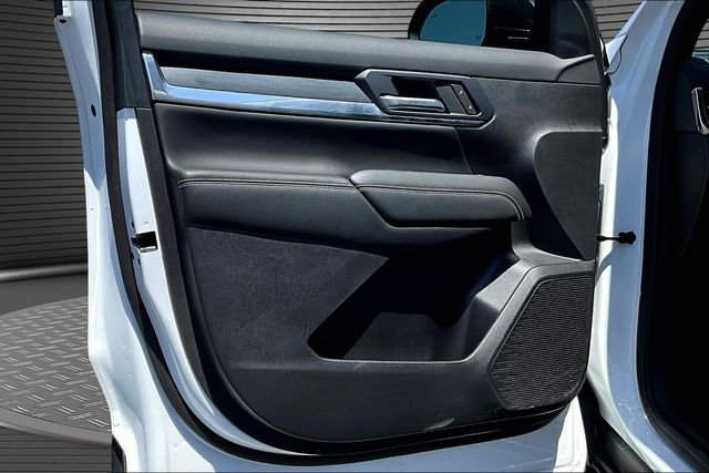 Used 2025 White GMC Elevation image 19