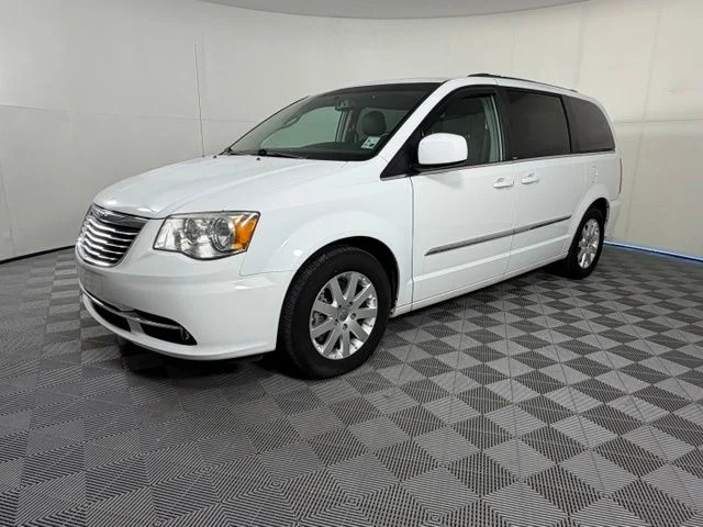 Used 2013 White Chrysler Touring image 3