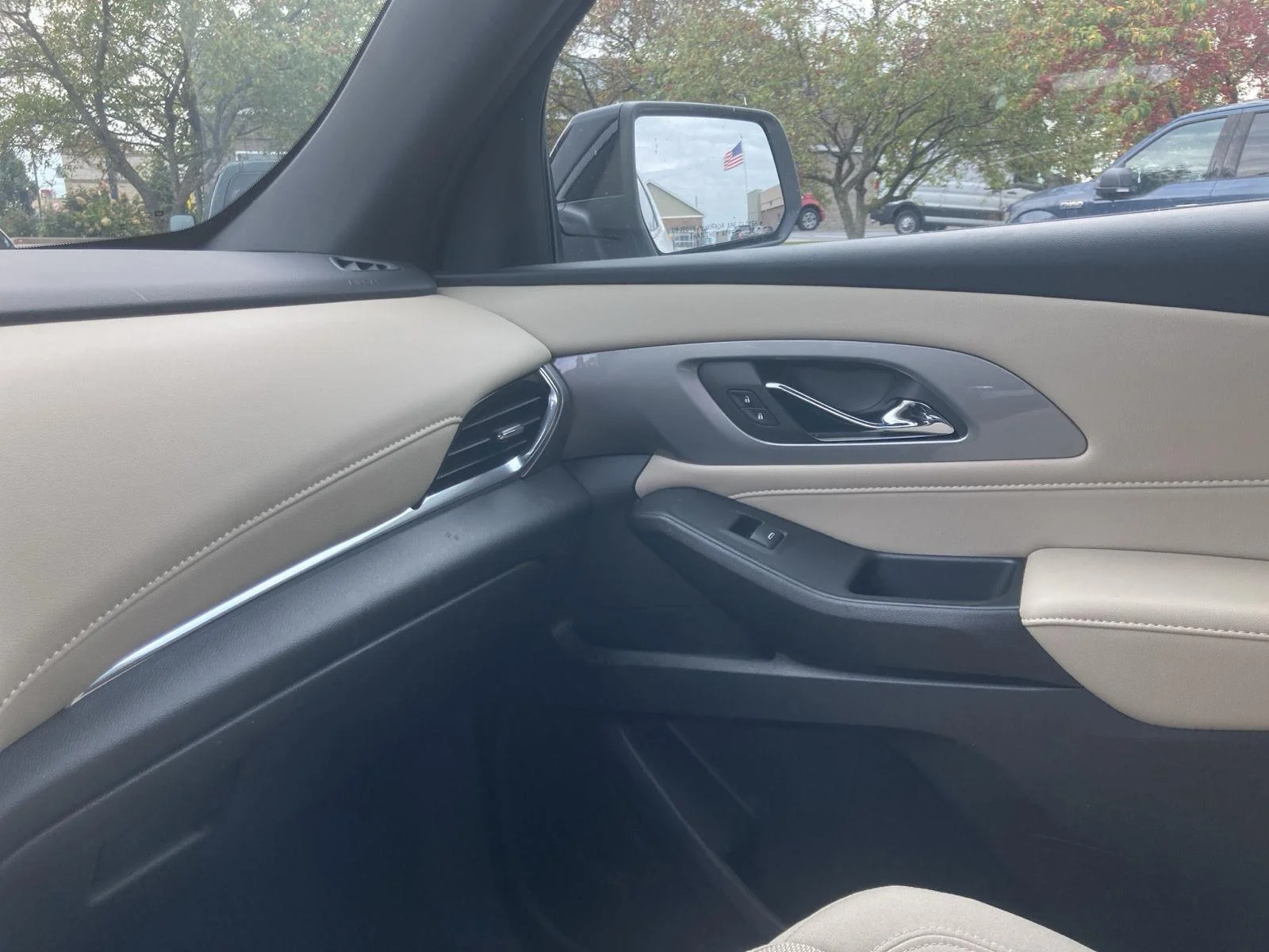 Used 2023 Wh Chevrolet  image 19