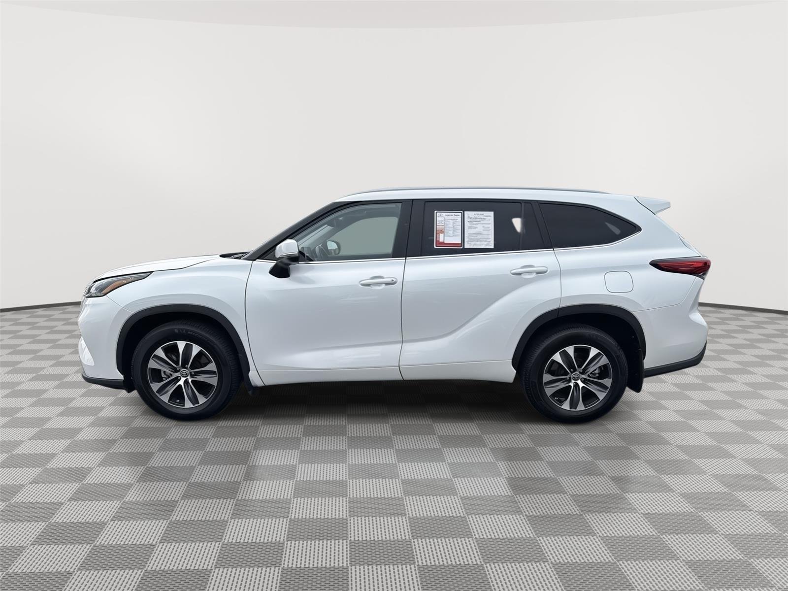 Used 2023 Wind Chill Pearl Toyota XLE image 13
