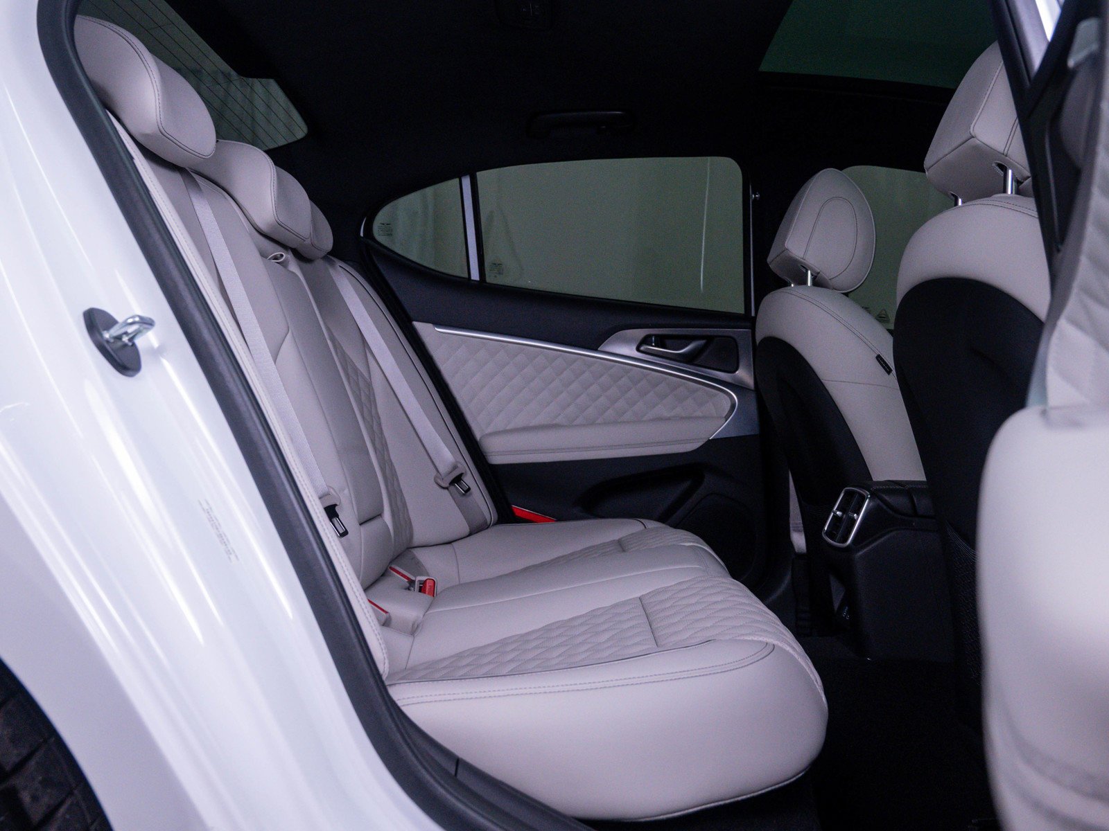 Certified Used 2025 Uyuni White Genesis 3.3T Sport Prestige image 11
