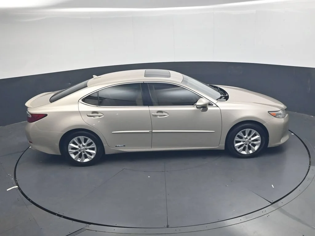 Used 2013 Beige Lexus 300h image 25