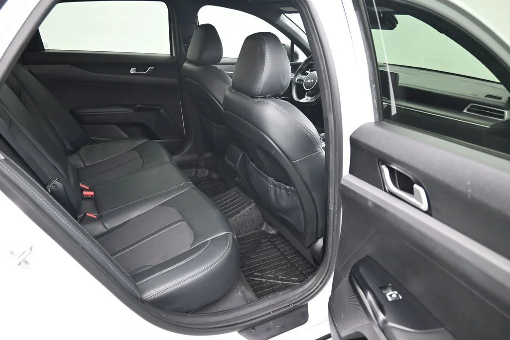 Used 2023 White Kia GT-Line image 12