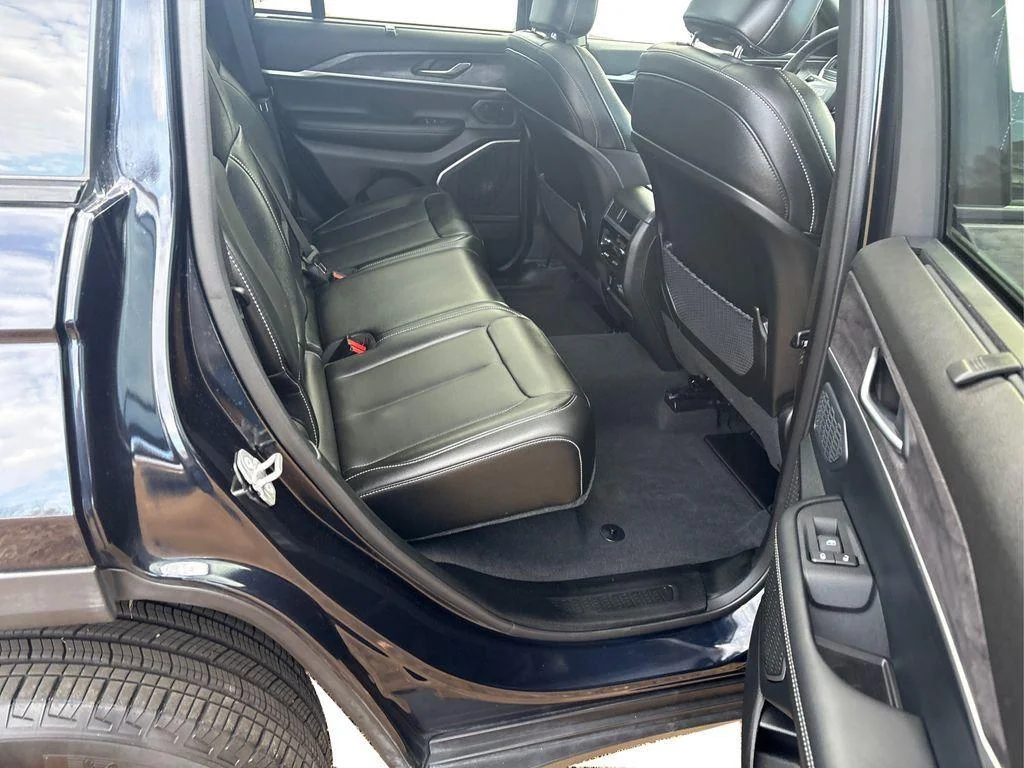 Used 2024 Midnight Sky Jeep Limited image 20