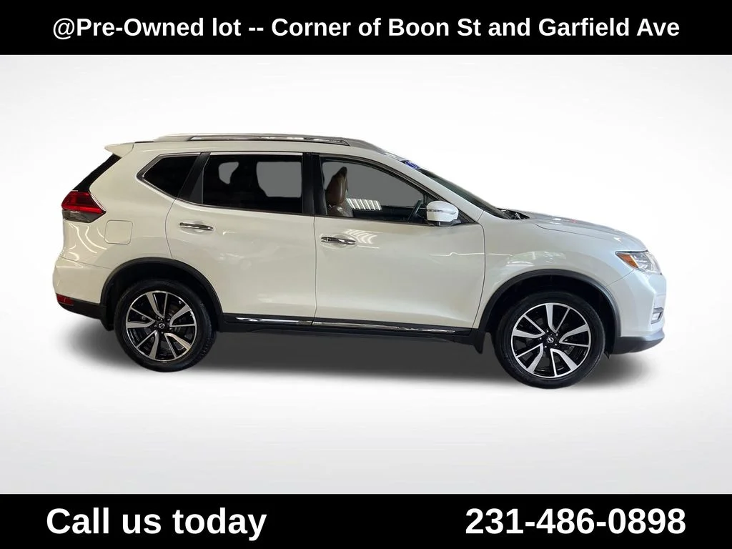 Used 2017  Nissan SL image 6