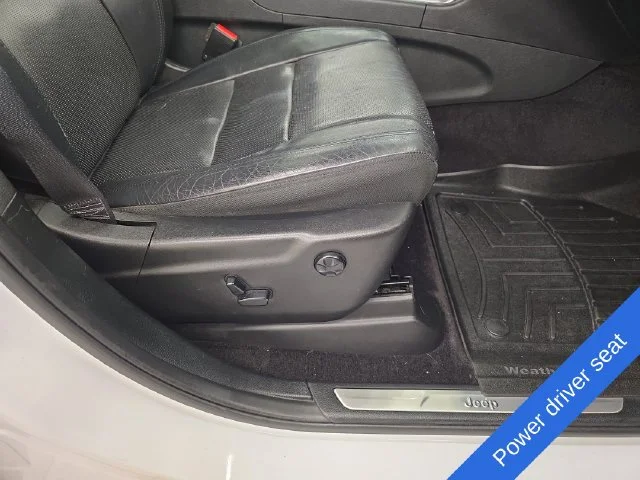Used 2018 Bright White Clearcoat Jeep Limited image 10