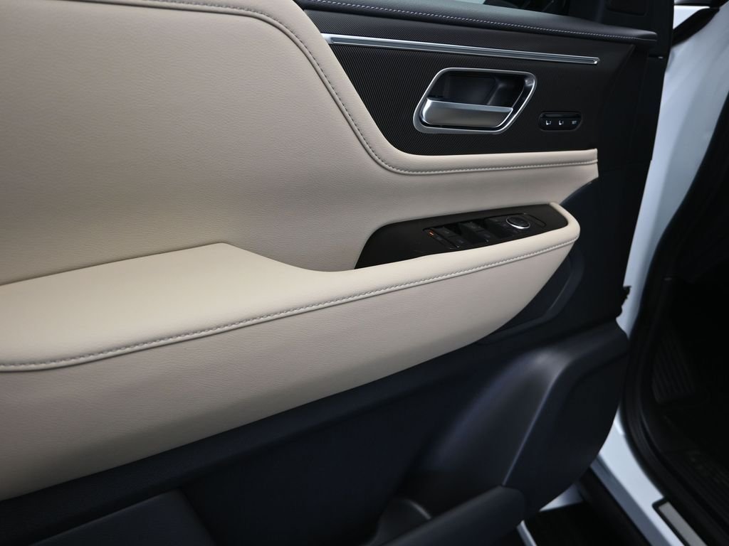 New 2026 RADIANT WHITE INFINITI Pure 2WD image 11