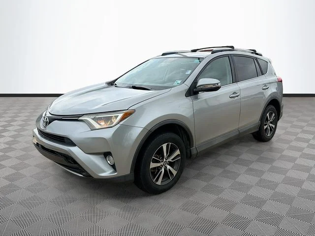 Used 2016 Silver Toyota XLE image 3