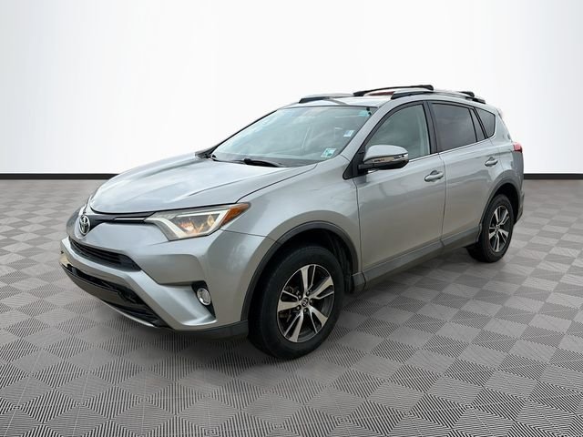 Used 2016 Silver Toyota XLE image 3