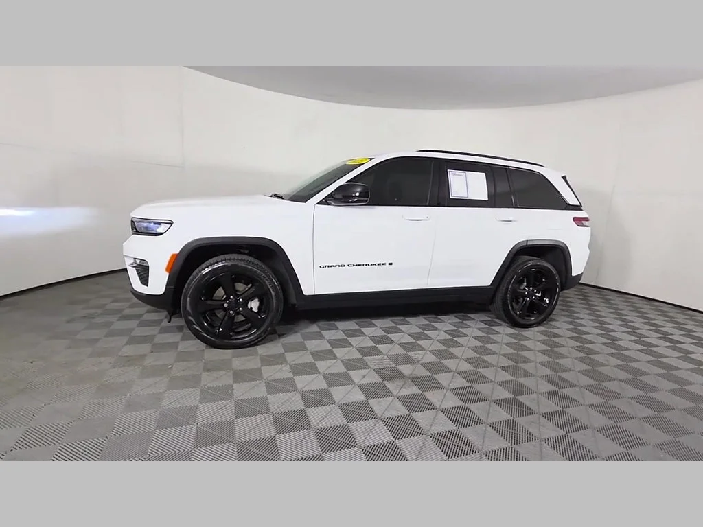 Used 2025 Bright White Clearcoat Jeep Limited image 46