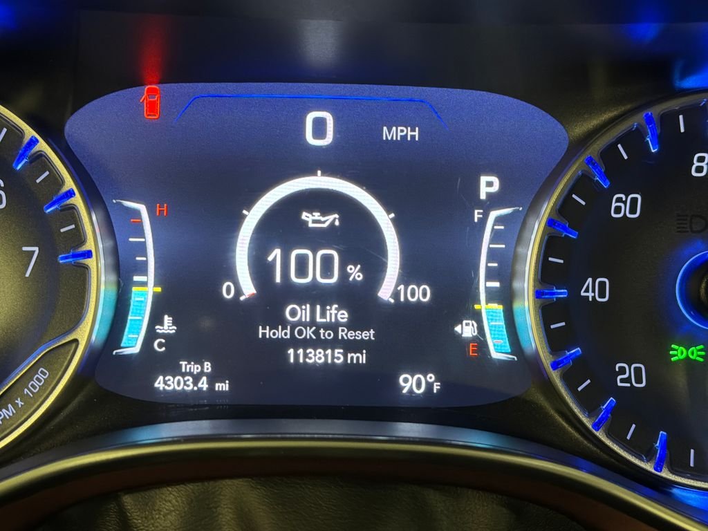 Used 2019 Silver Chrysler Limited image 38