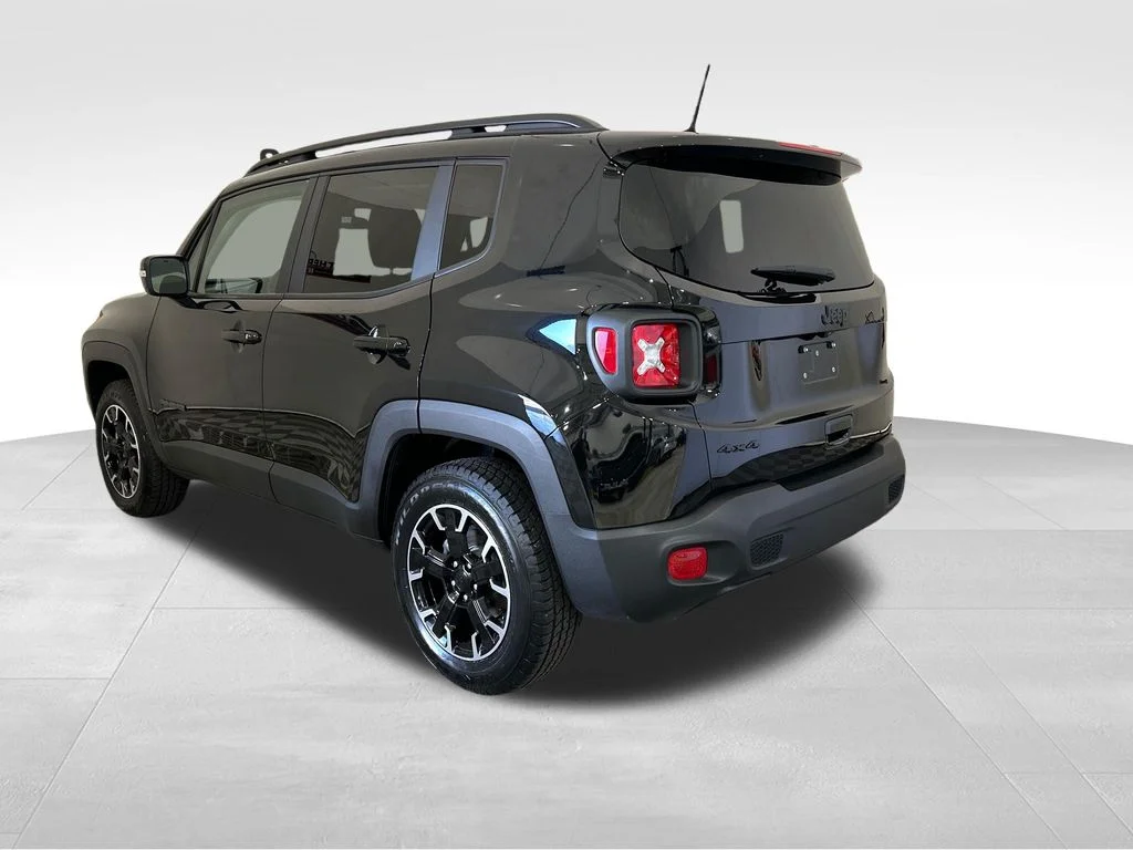 Used 2023 Black Jeep Latitude image 3