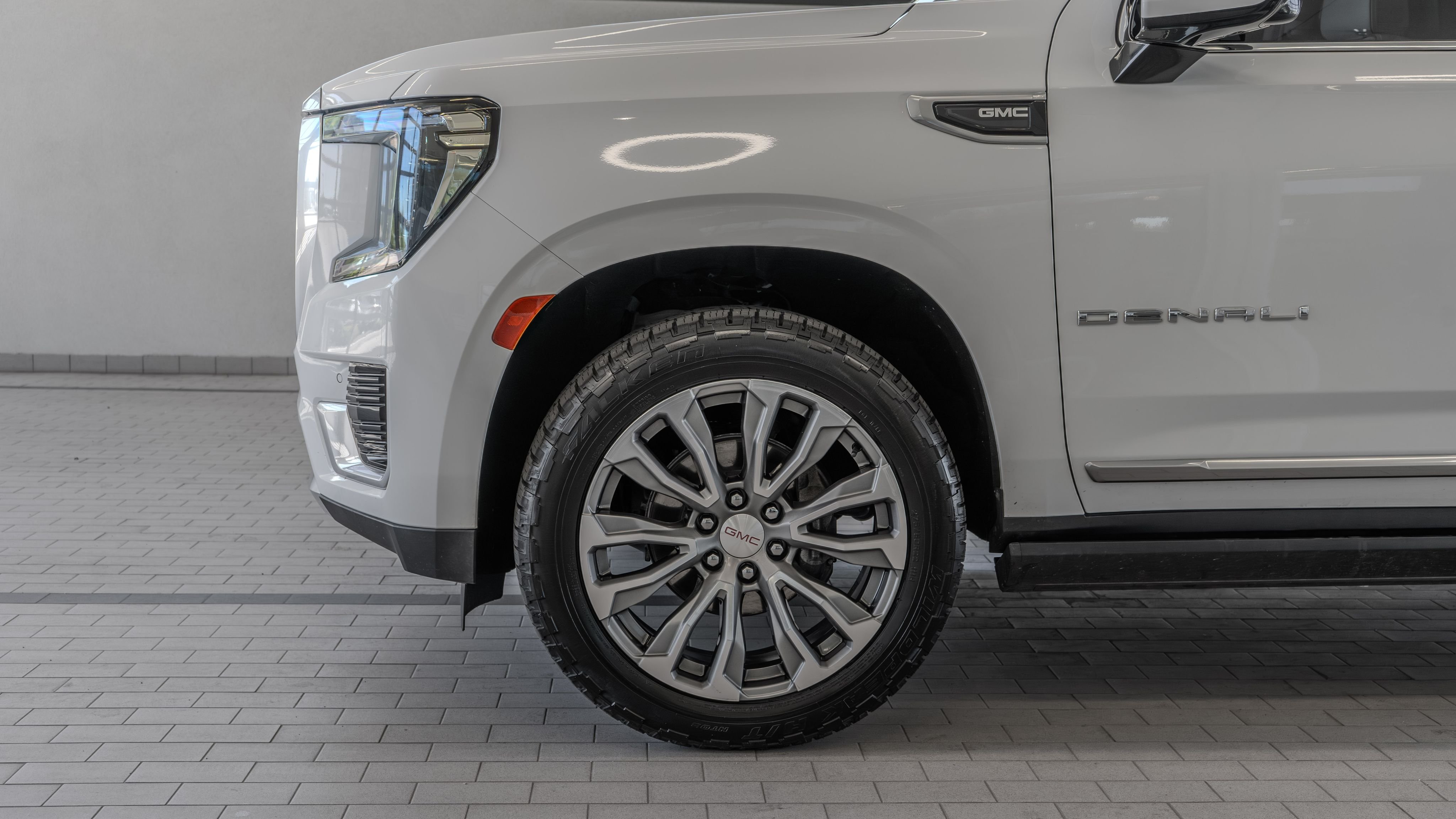 Used 2021 Summit White GMC Denali image 4