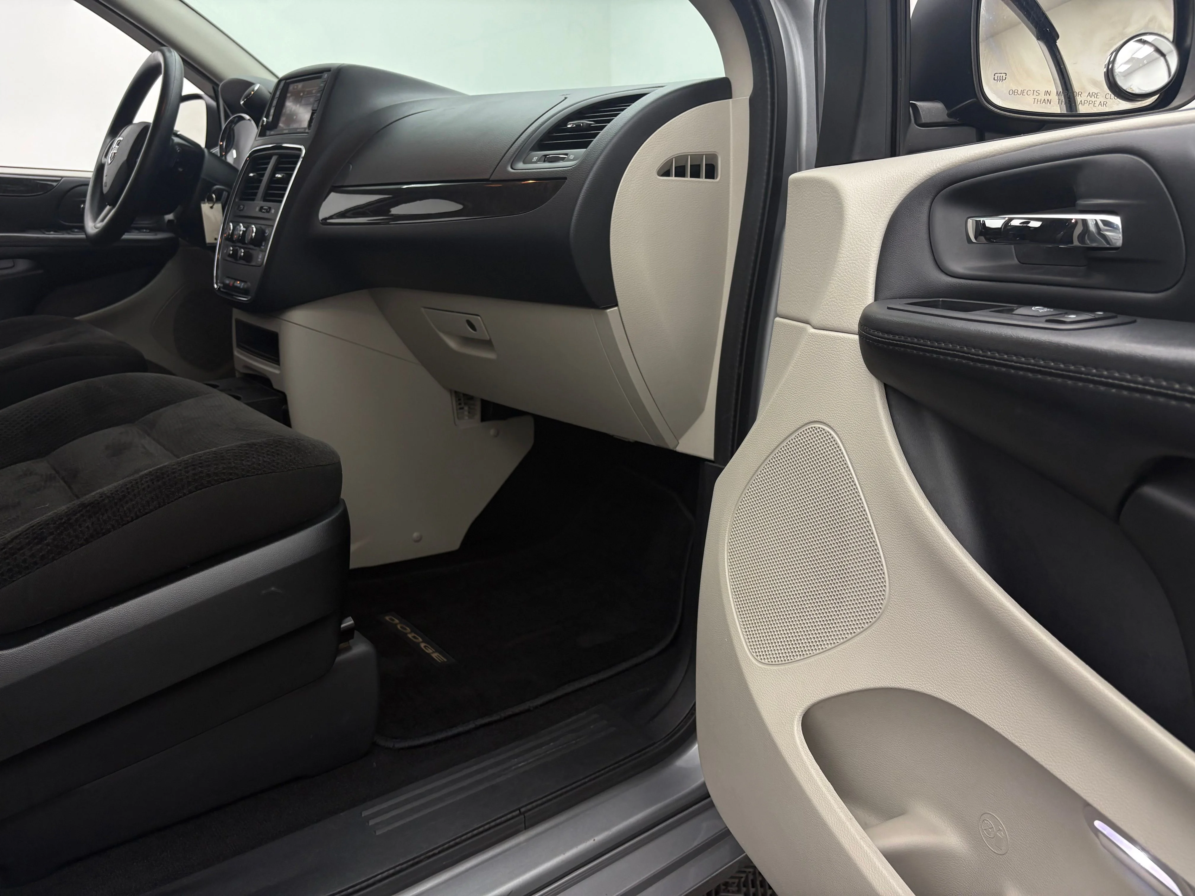 Used 2018 Billet Silver Metallic Clearcoat Dodge SE image 23