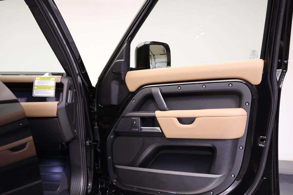 New 2026 Santorini Black Metallic Land Rover V8 image 37