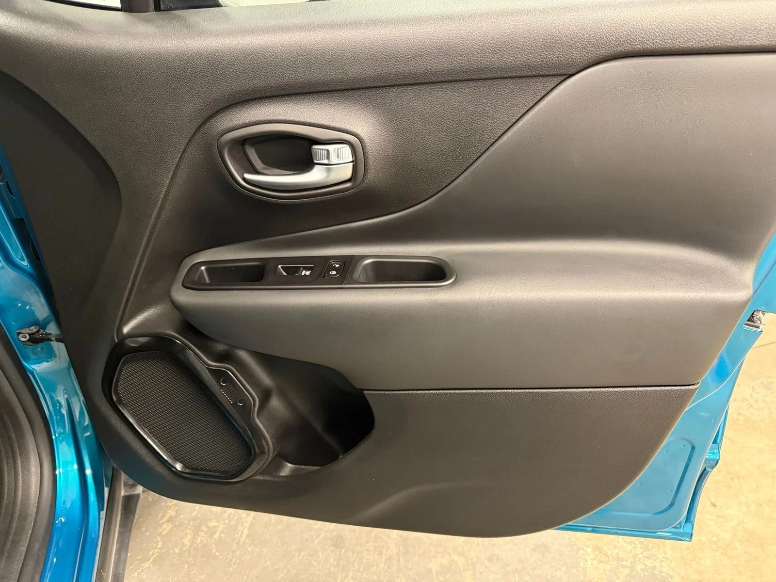 Used 2022  Jeep Altitude image 26