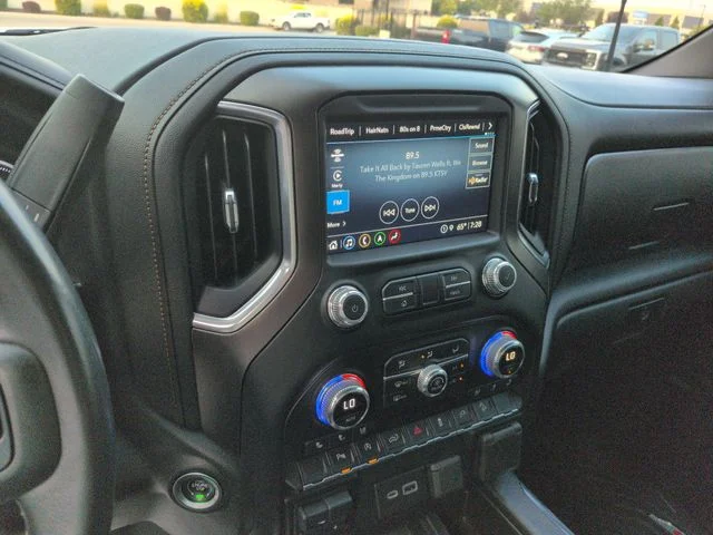 Used 2021 Summit White GMC  image 16