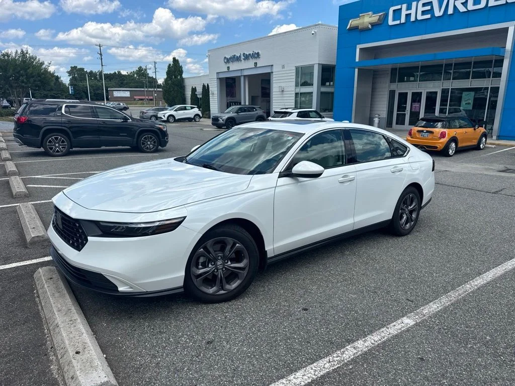 Used 2023 White Honda EX image 6