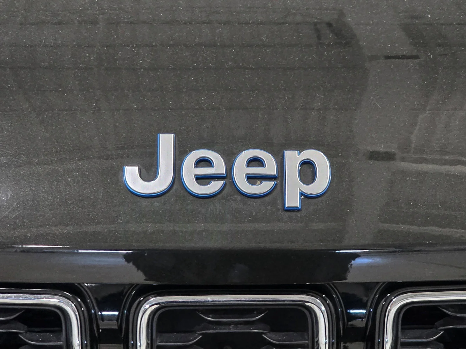 Used 2024 Rocky Mountain Pearlcoat Jeep 4xe image 13