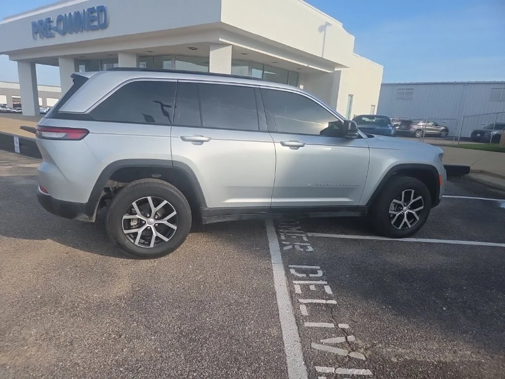 Used 2025 Silver Zynith Jeep Limited image 10