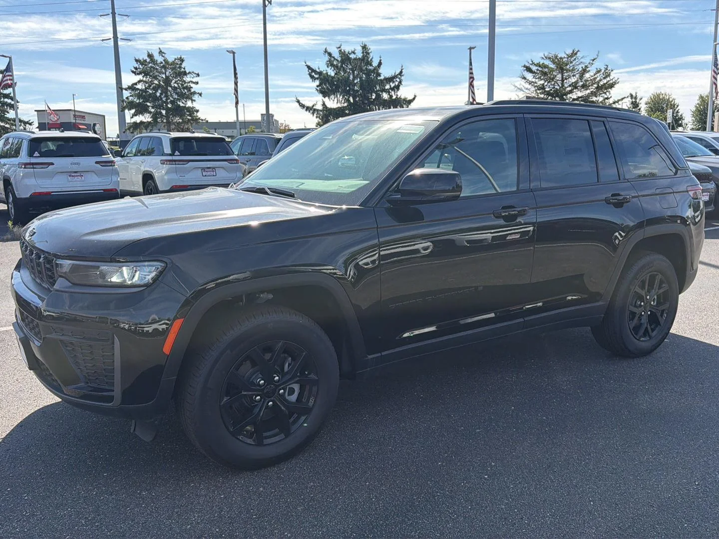 New 2026 Diamond Black Crystal Pearl-Coat Exterior Paint Jeep Laredo Altitude image 1
