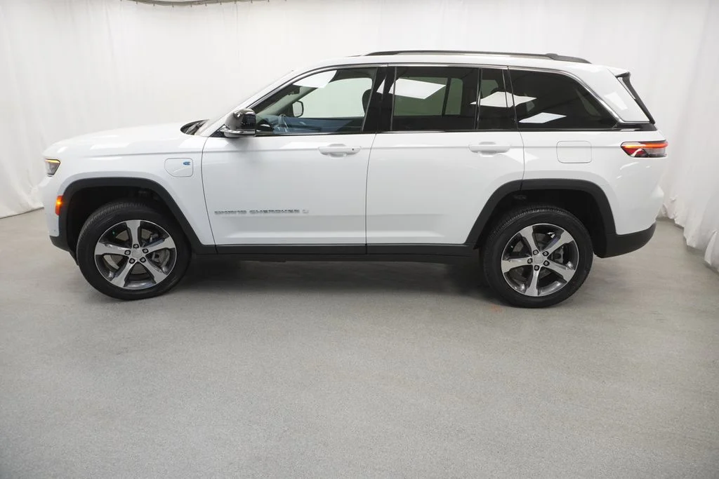 Used 2022 White Jeep 4xe image 16