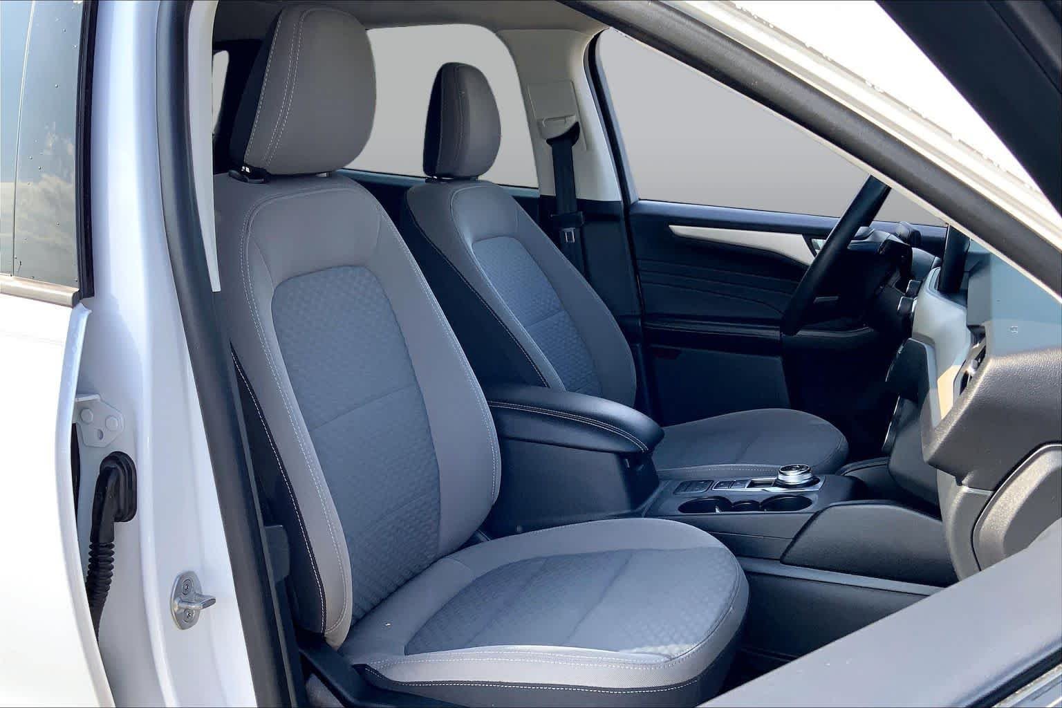 Certified Used 2021 Oxford White Ford SE image 9