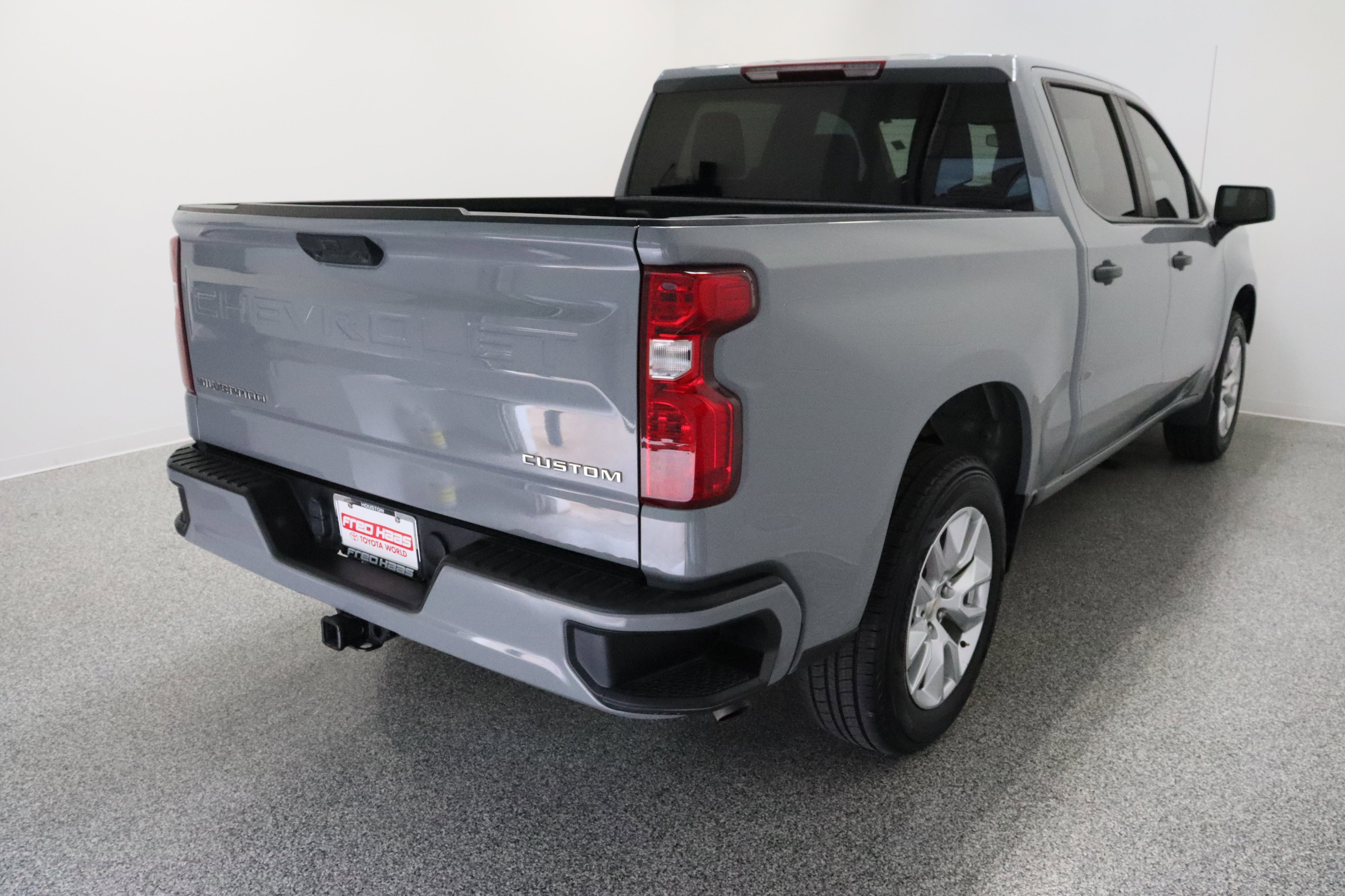 Used 2024 Slate Gray Metallic Chevrolet Custom 2.7T image 7