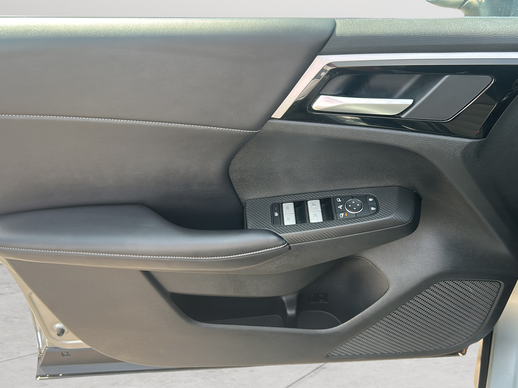Used 2024 Silver Mitsubishi SE image 9