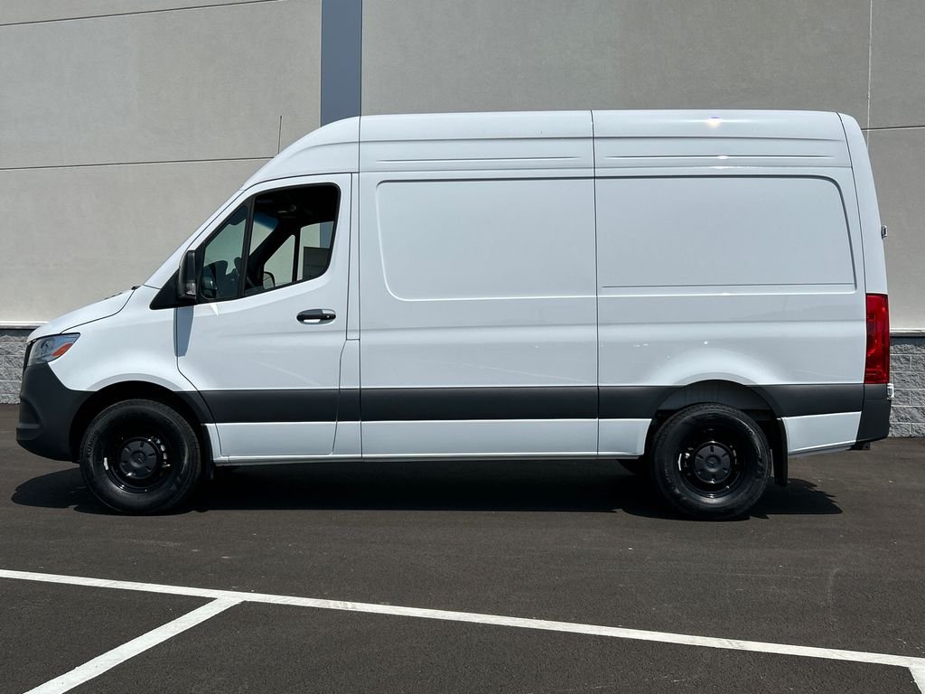 New 2026 Arctic+White Mercedes-Benz Cargo 144 WB image 4