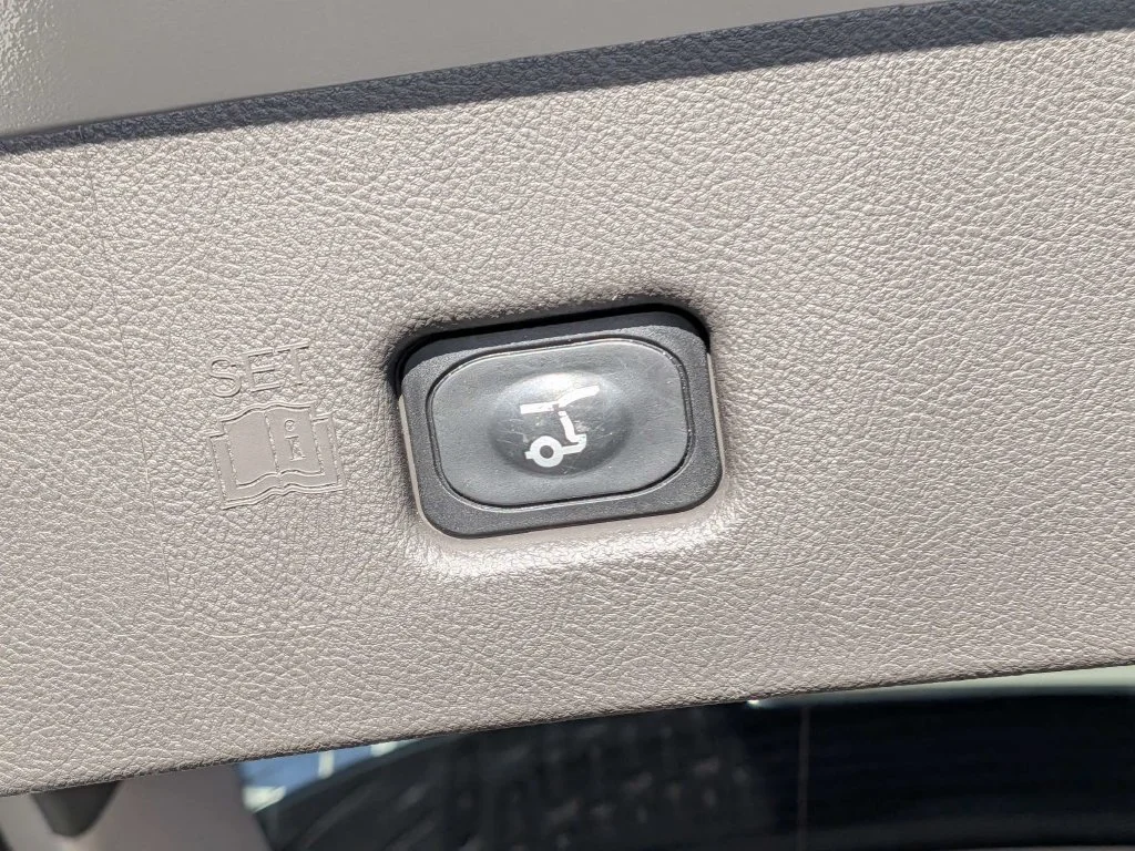Used 2022 Pearl Metallic Lincoln Reserve image 11