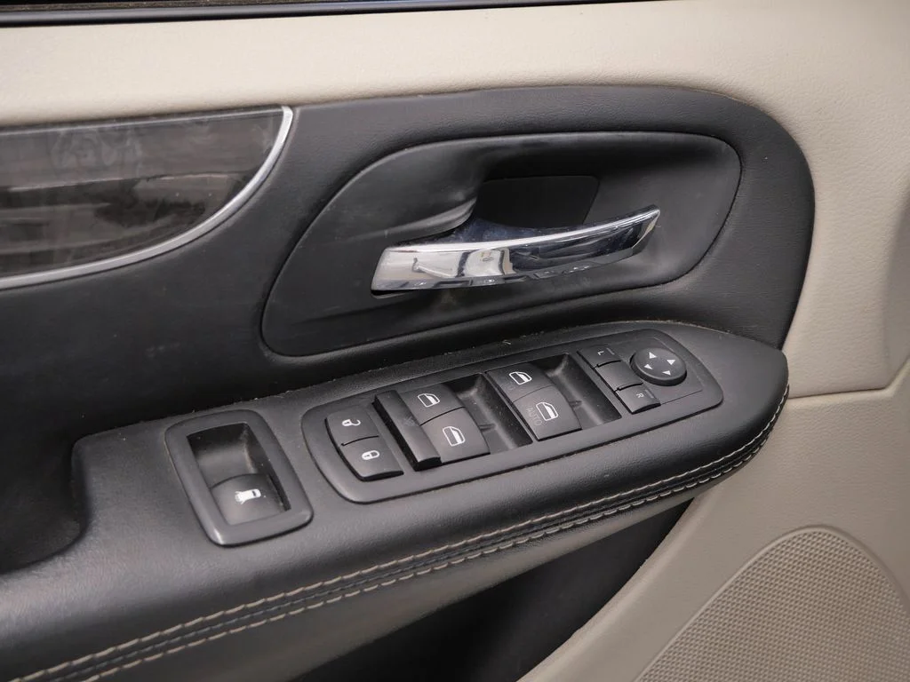 Used 2014 White Chrysler Touring image 18