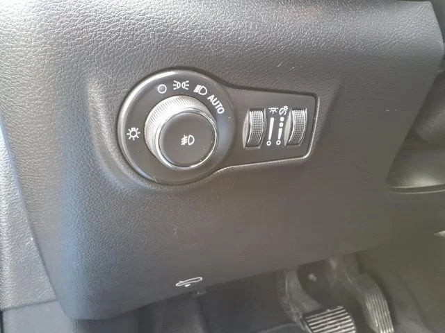 Used 2024  Jeep Limited image 19
