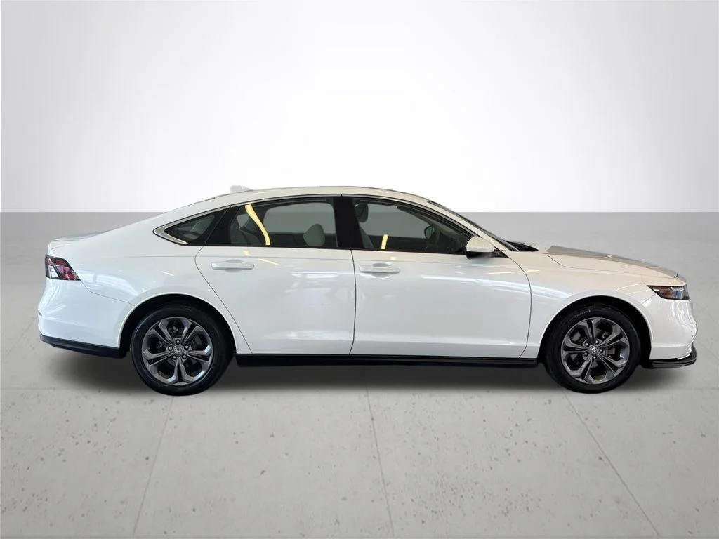 Used 2023 White Honda EX image 6