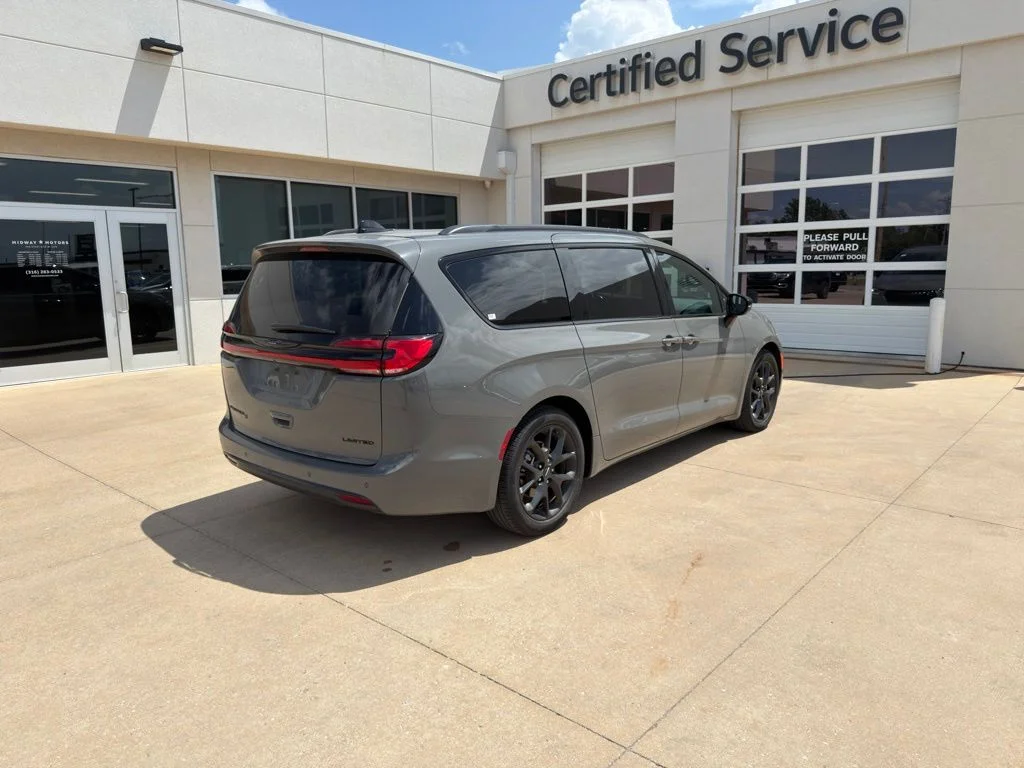Used 2025 White Chrysler Limited image 4