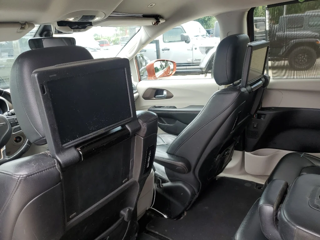 Used 2018 Copper Pearlcoat Chrysler Touring L Plus image 10