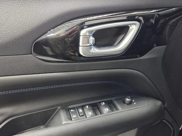 New 2026 Diamond Black Crystal Pearlcoat Jeep Latitude image 27