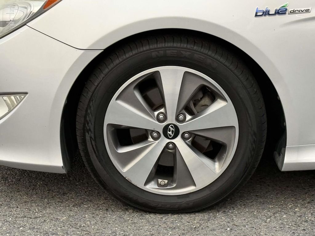 Used 2012 Silver Frost Metallic Hyundai Base image 12
