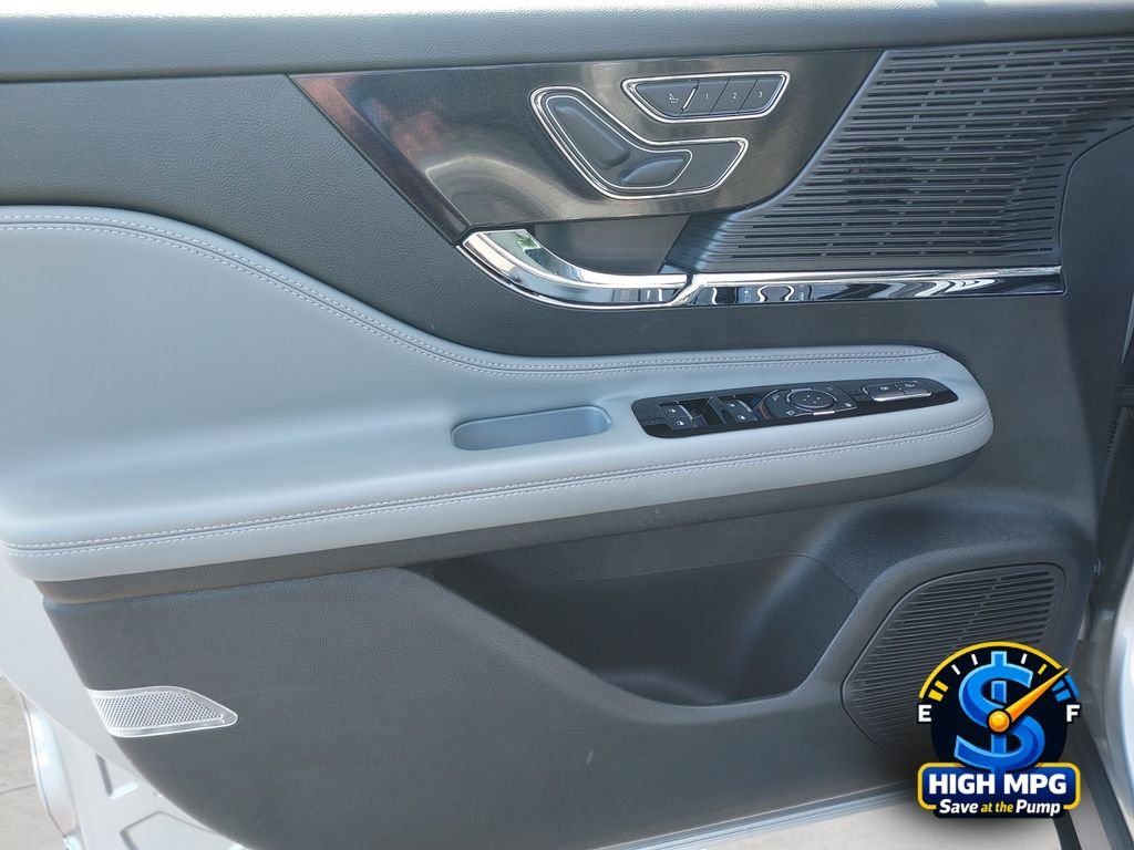 Used 2022 Silver Lincoln Standard image 27