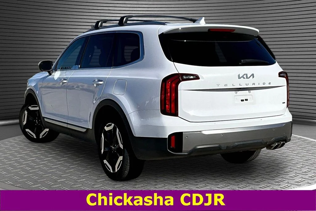 Used 2025 White Kia S image 4