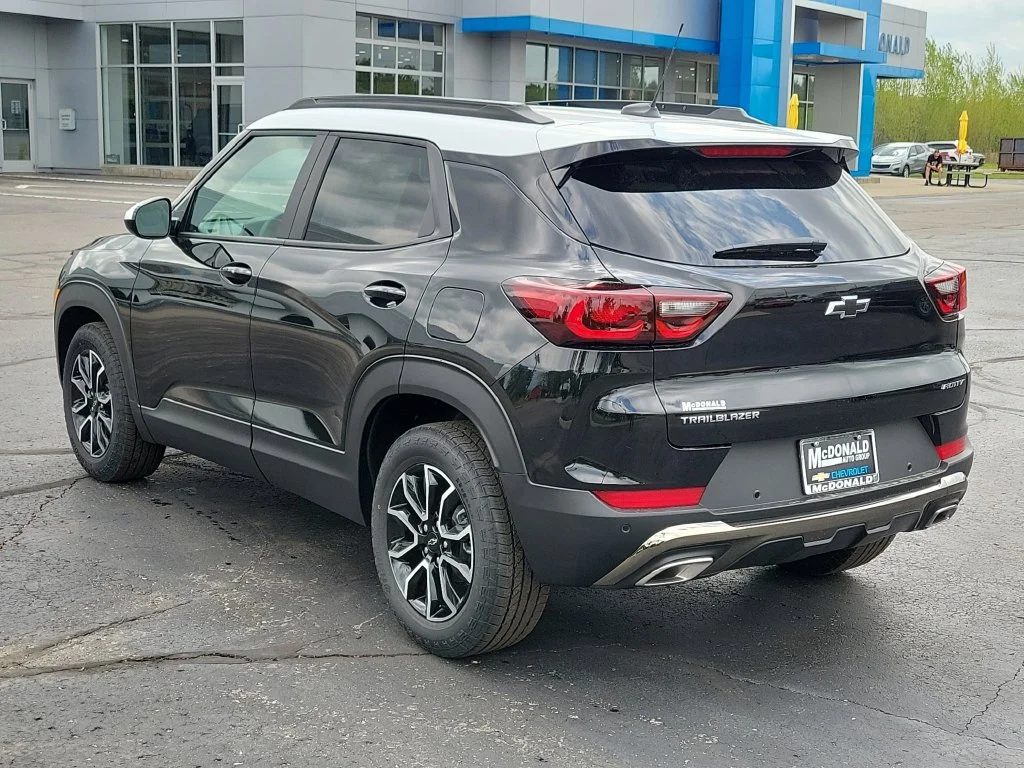 New 2026 Mosaic Black Metallic Chevrolet ACTIV image 4