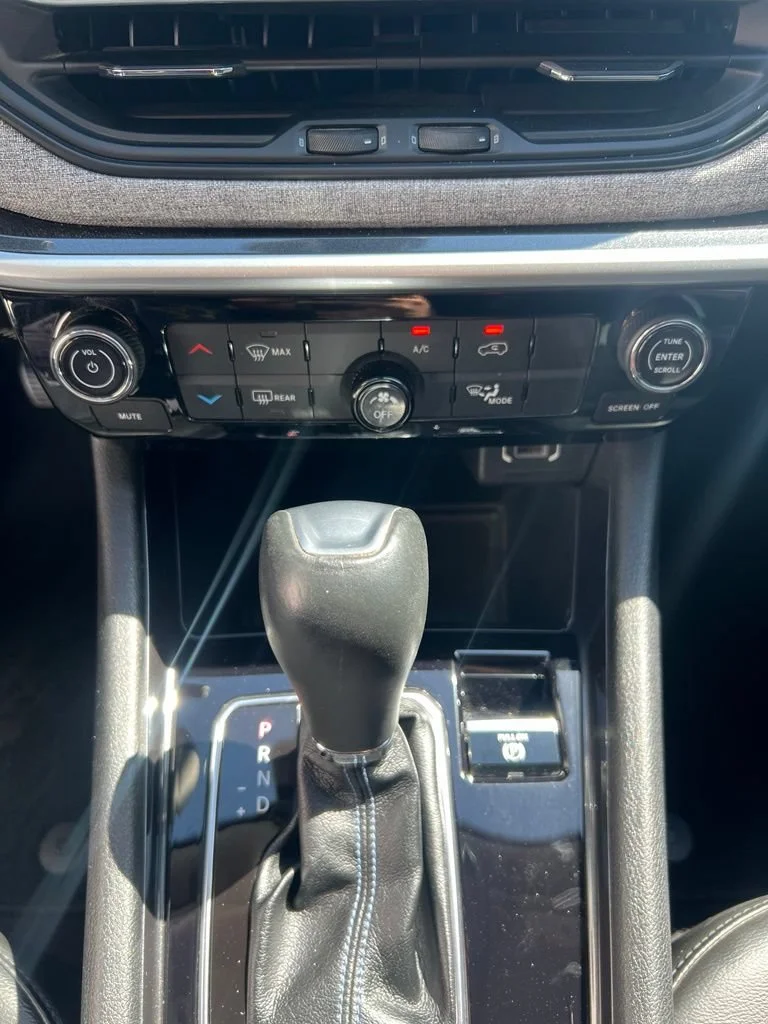 Used 2022  Jeep Latitude image 17