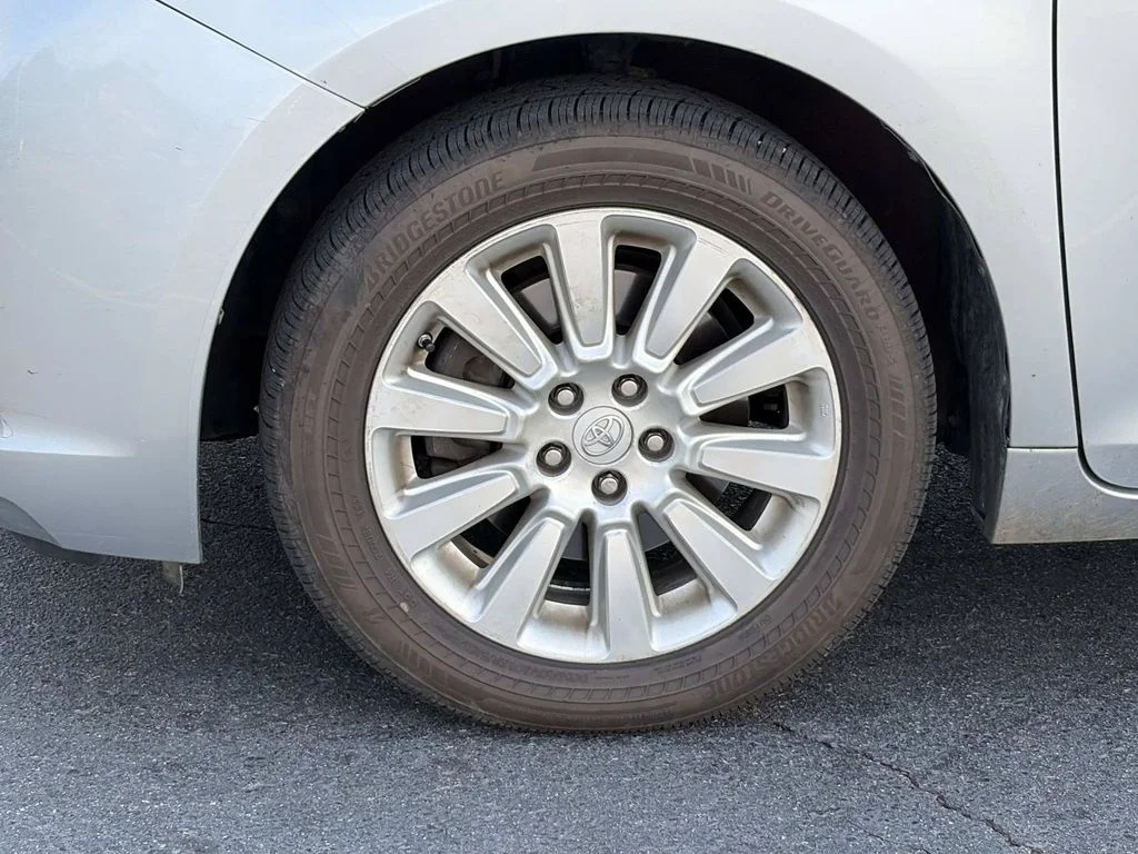 Used 2015 Silver Toyota XLE image 11