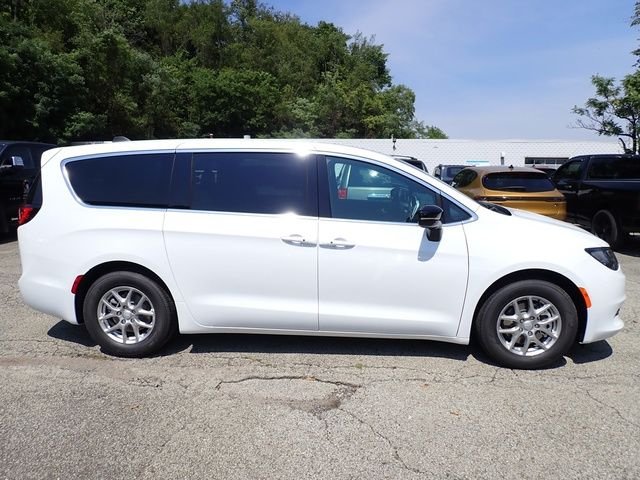 New 2027 Bright White Clear-Coat Paint Chrysler LX image 8