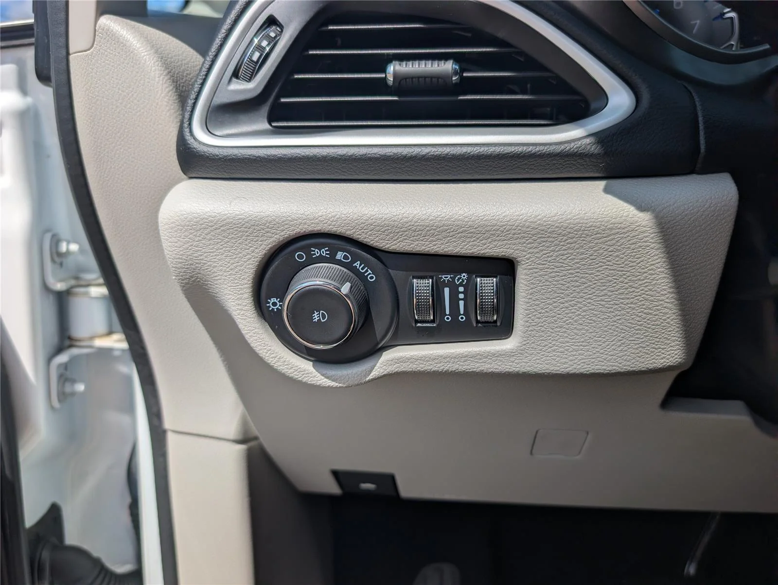 Used 2024 Bright White Clearcoat Chrysler Touring L image 28