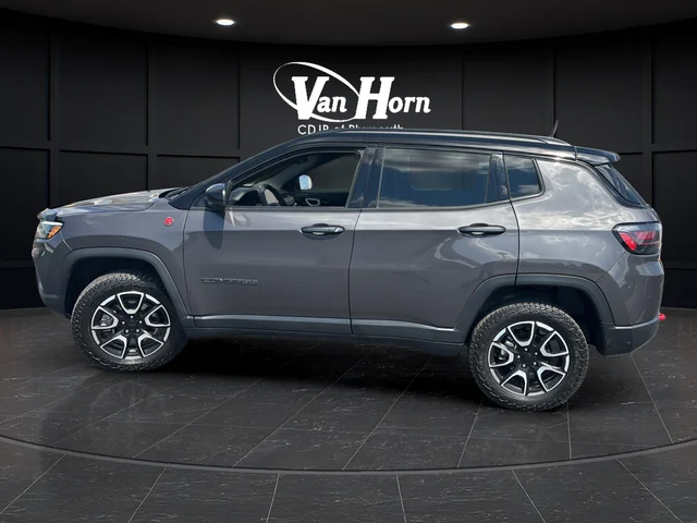 Used 2024 Gray Metallic Jeep Trailhawk image 4